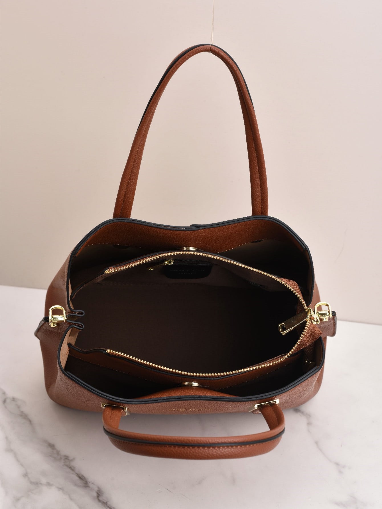 Bolso marrón para mujer detalle interior con cremallera dorada