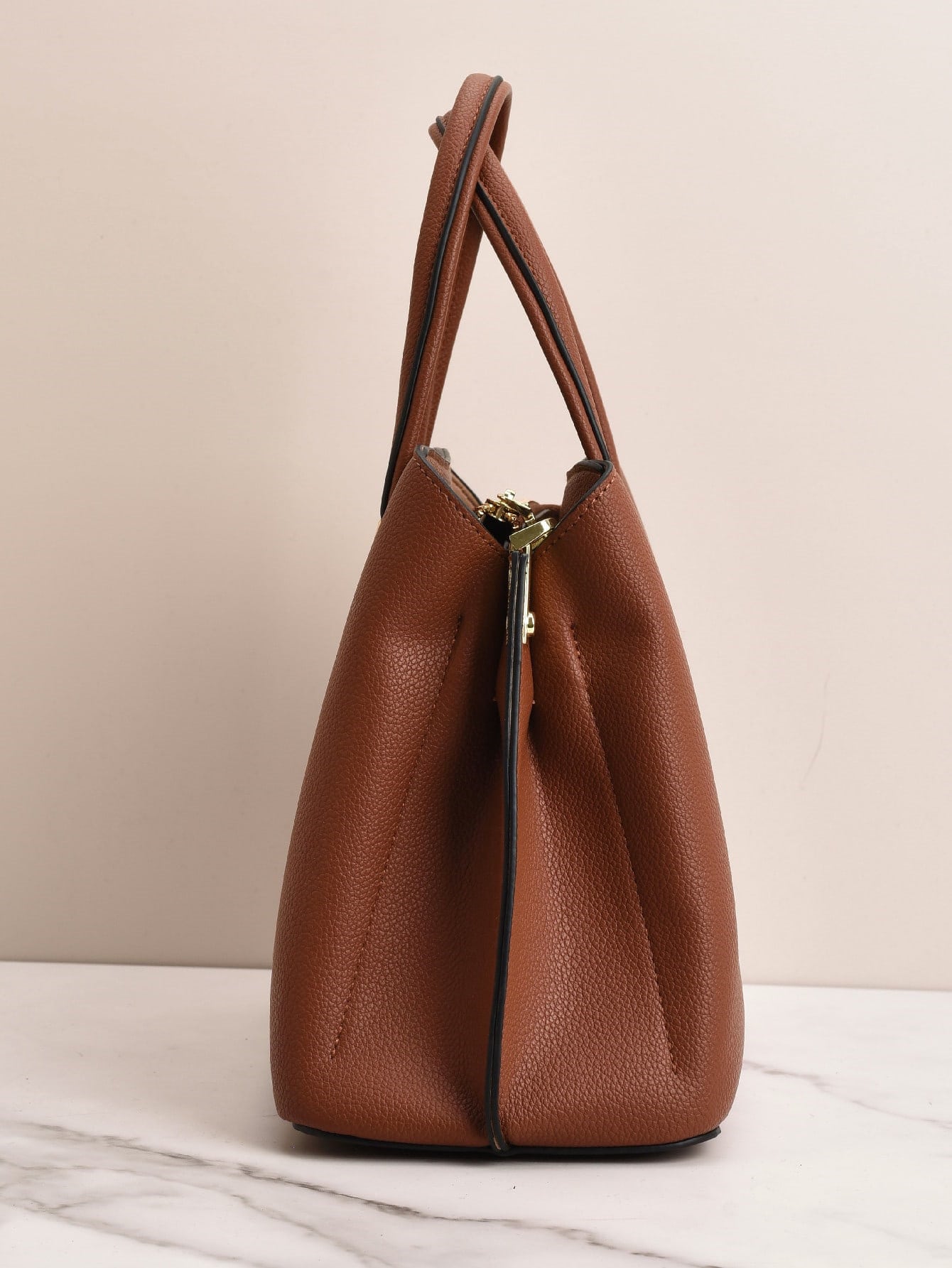Bolso marrón para mujer vista lateral con acabado texturizado