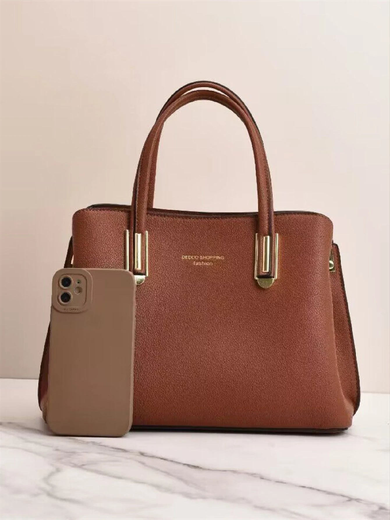 Bolso marrón para mujer comparación de tamaño con celular