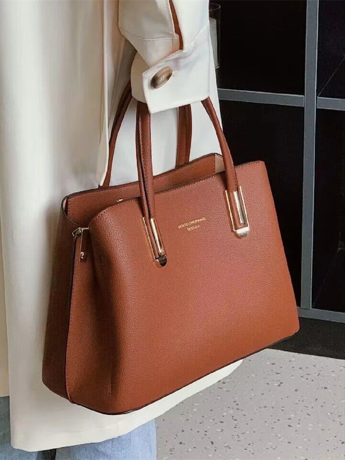 Bolso marrón para mujer en uso con abrigo blanco