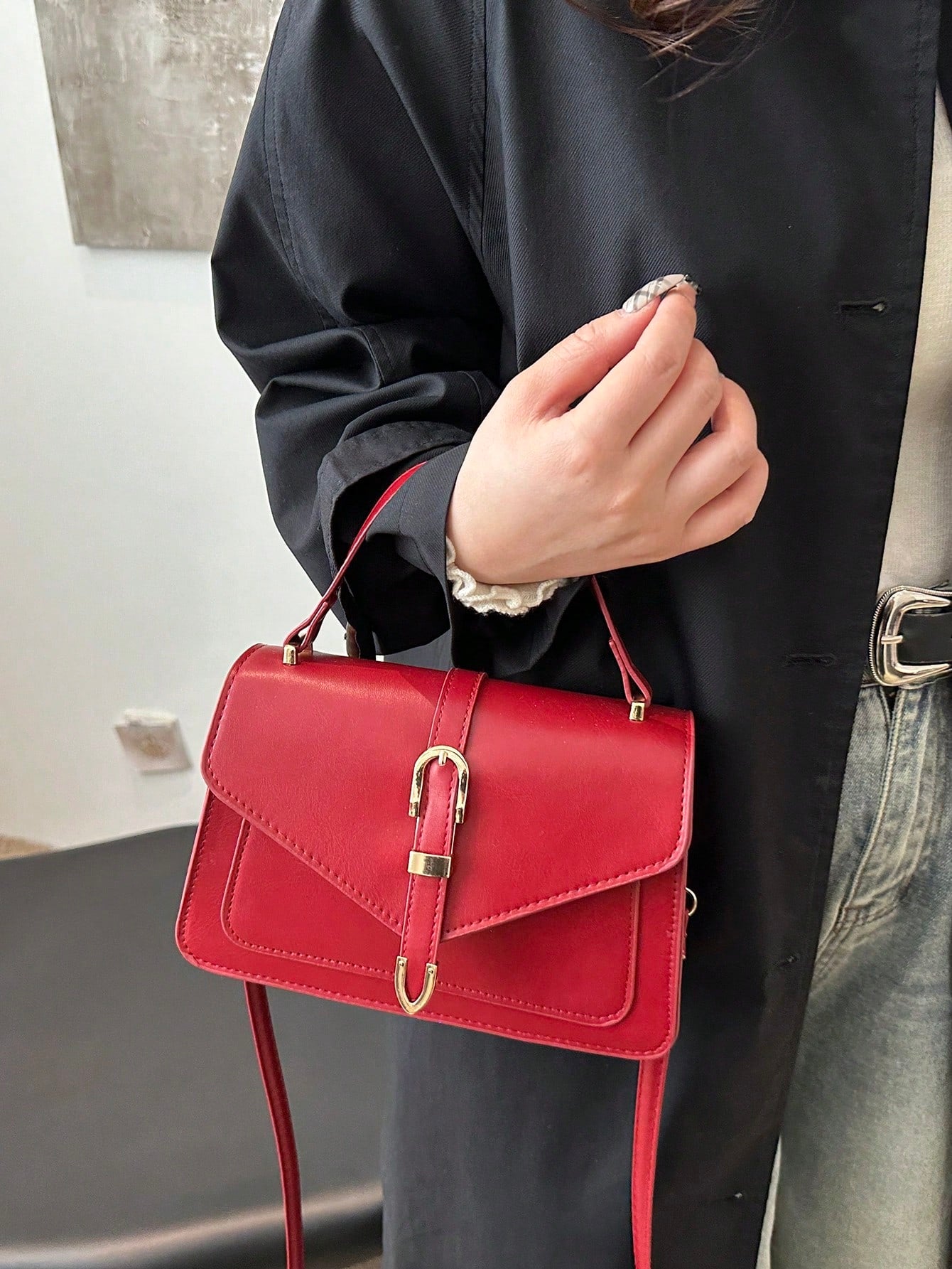 correa ajustable del bolso burdeos elegante
