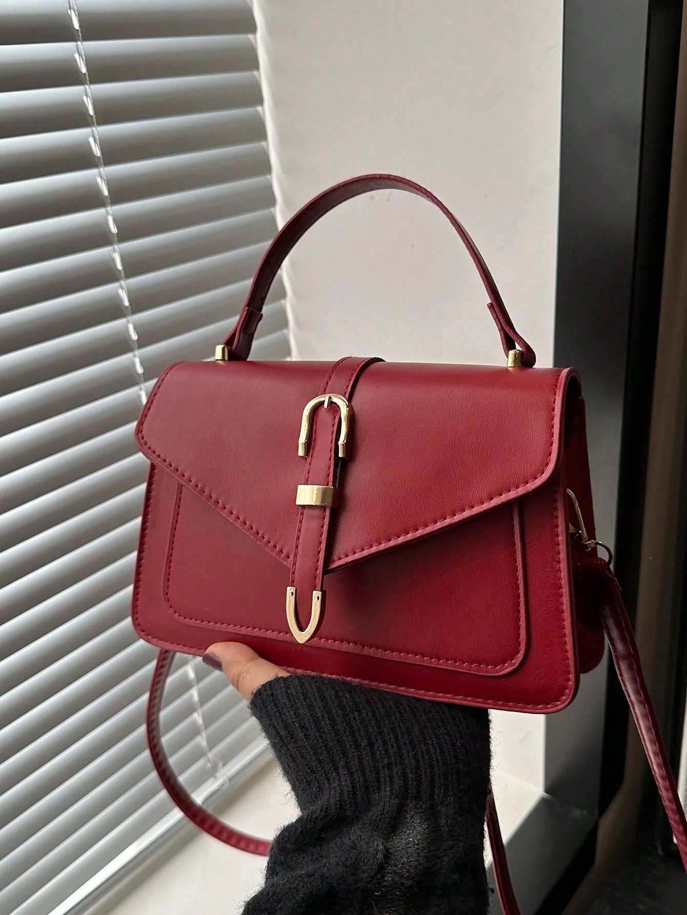bolso burdeos bandolera para dama elegante con hebilla dorada
