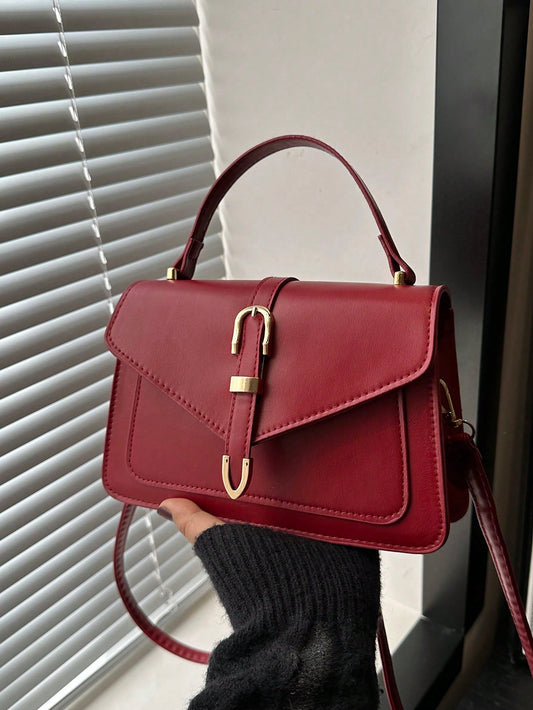 bolso burdeos bandolera para dama elegante con hebilla dorada
