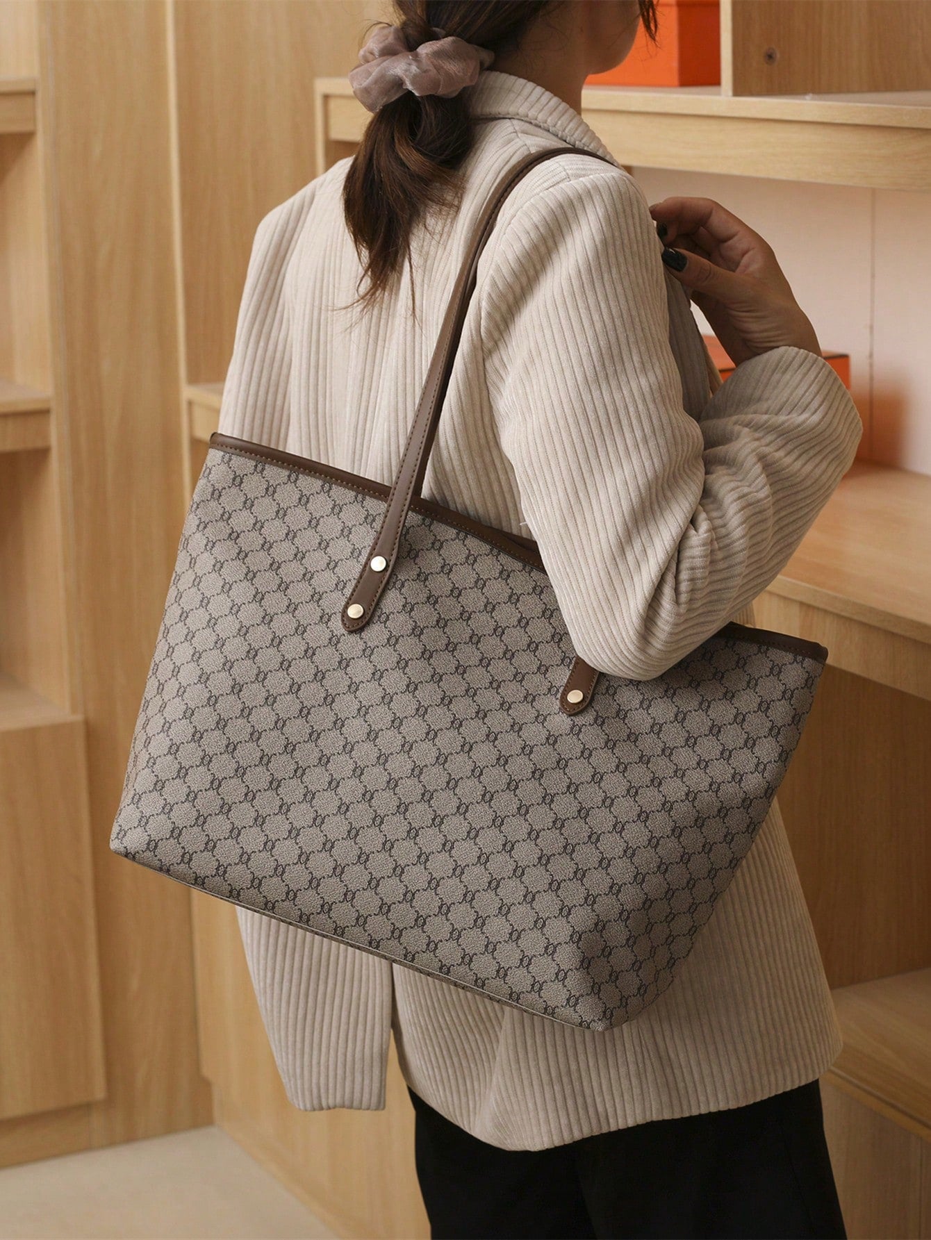 Bolso tote caqui para mujer vista al hombro con monograma
