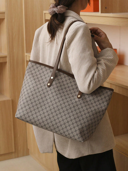 Bolso tote caqui para mujer vista al hombro con monograma