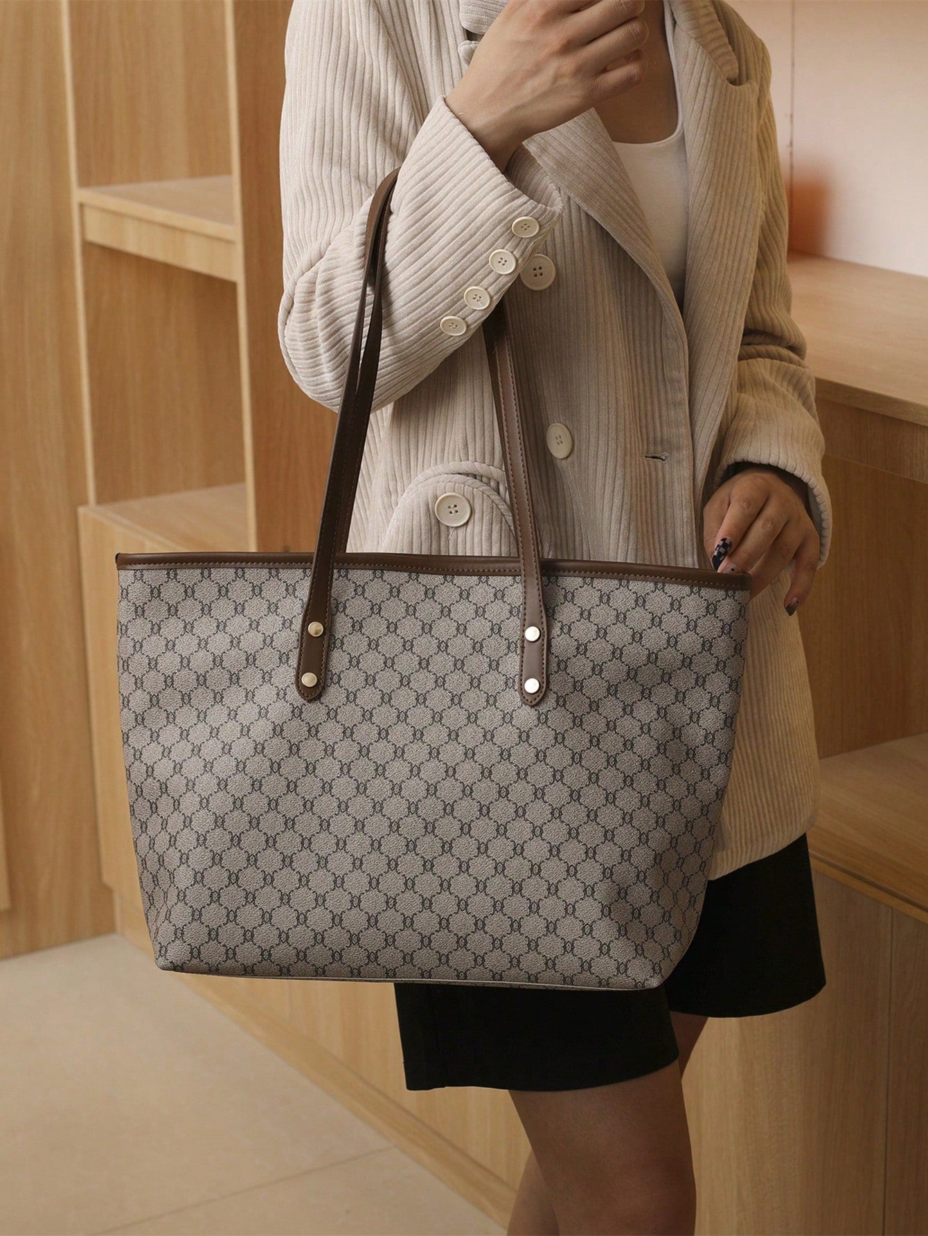 Bolso tote caqui para mujer vista frontal con asas largas