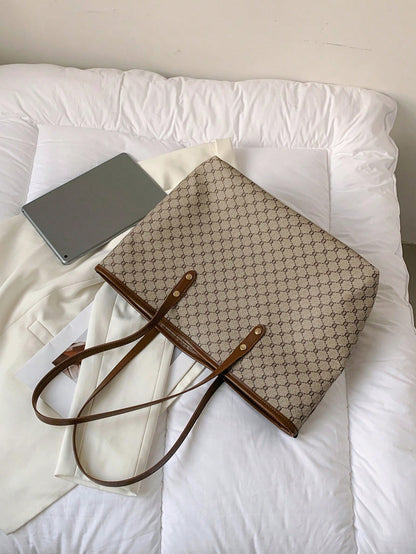 Bolso tote caqui para mujer detalle de gran capacidad y monograma
