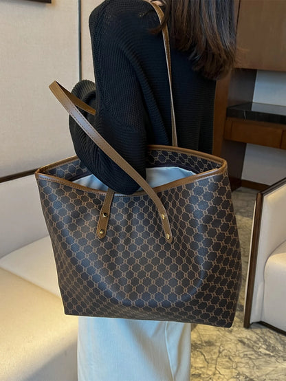 Bolso tote café para mujer vista lateral mostrando su gran capacidad