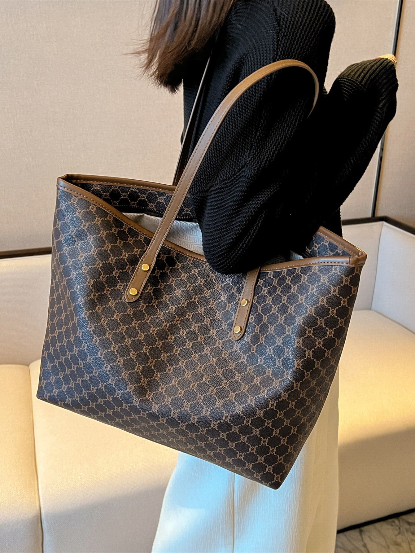 Bolso tote café para mujer con patrón de monograma llevado al hombro
