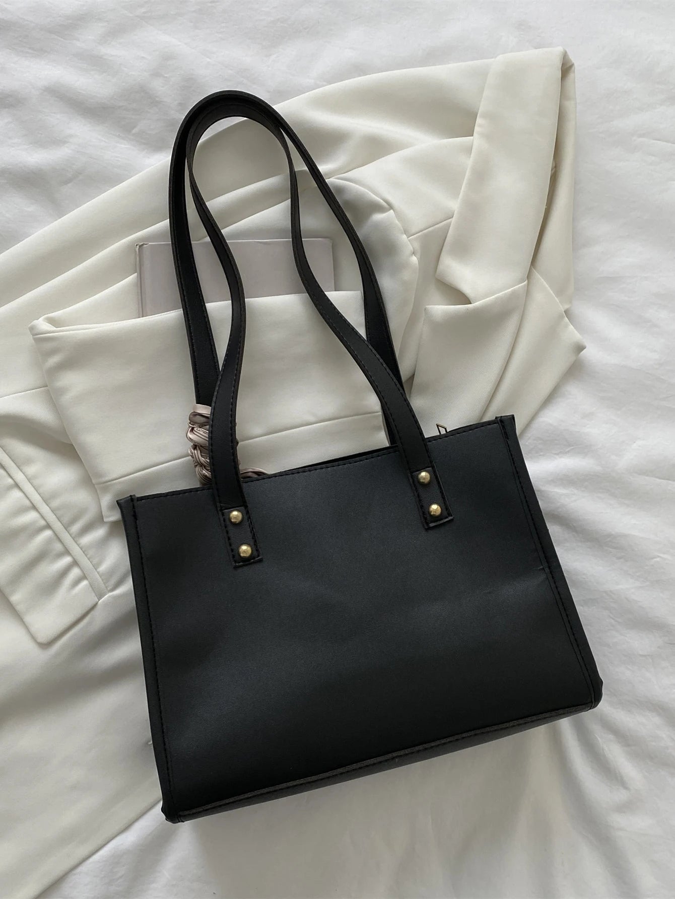 Bolso tote negro para mujer vista posterior con doble asa
