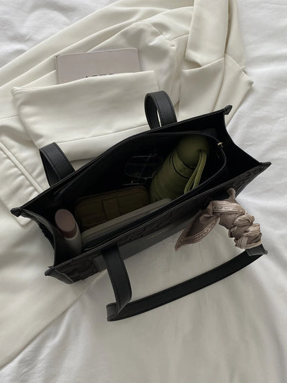 Bolso tote negro para mujer detalle interior con cierre de cremallera