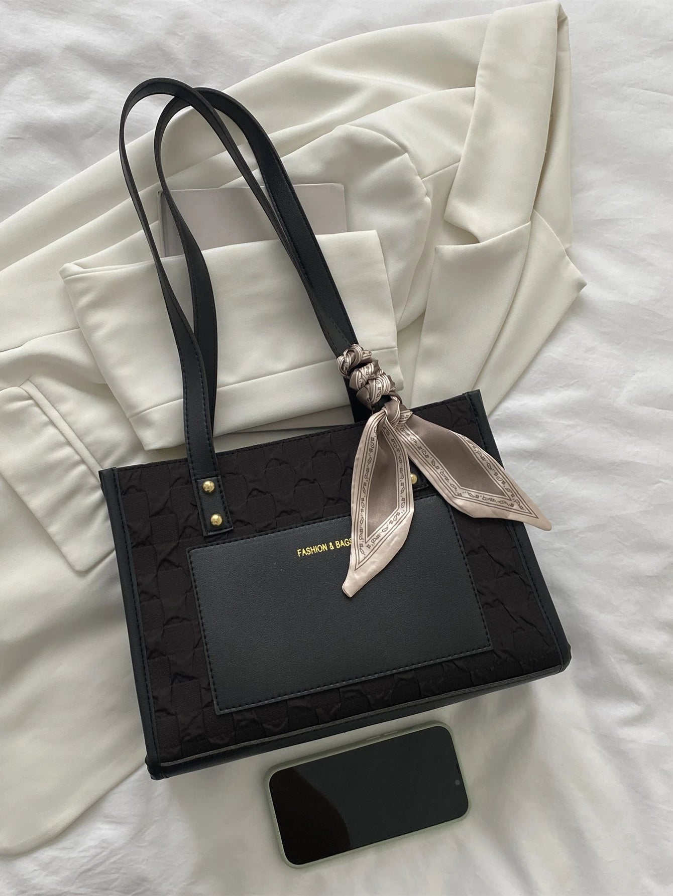 Bolso tote negro para mujer vista frontal con bolsillo exterior