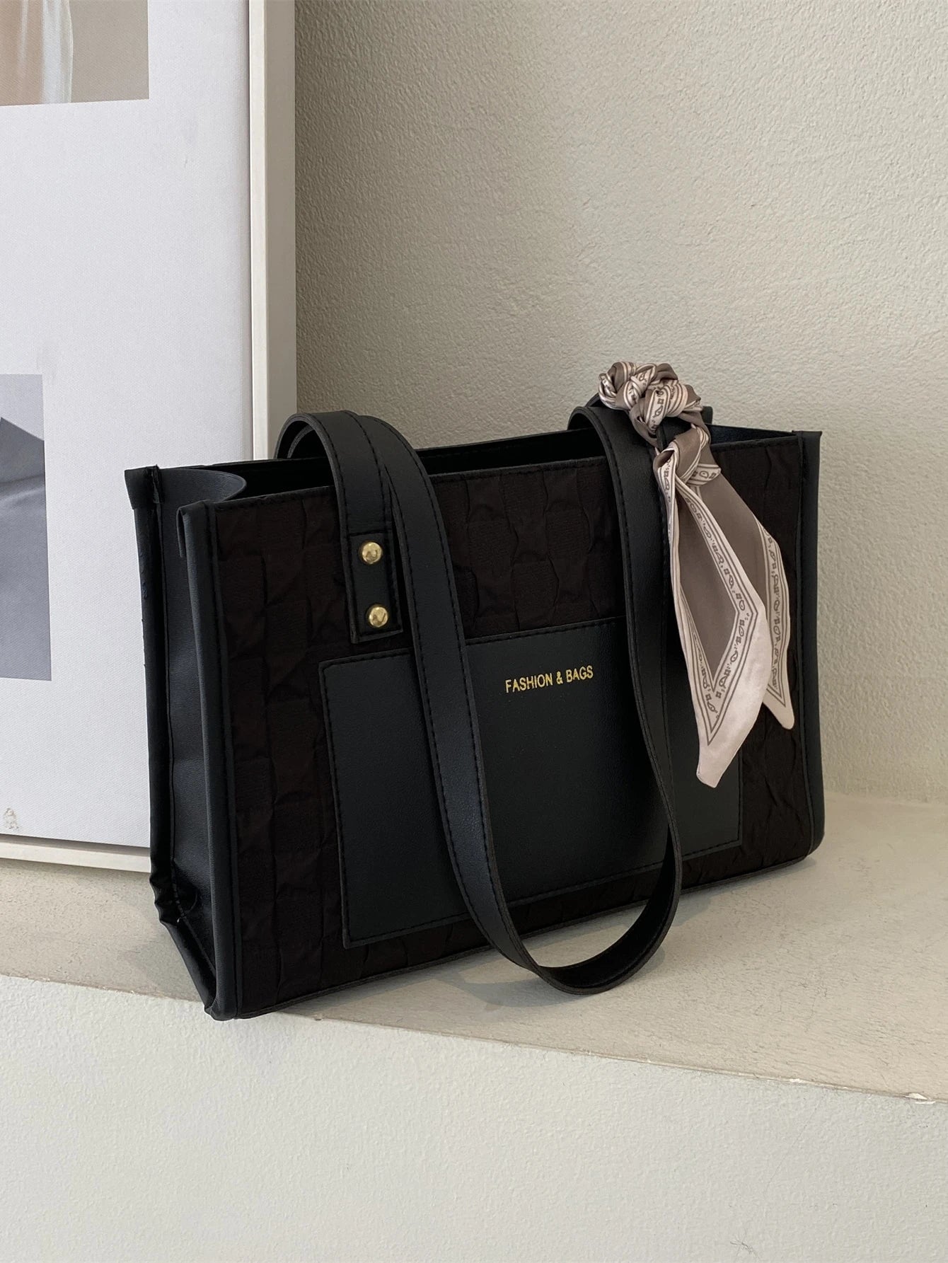Bolso tote negro para mujer con textura y pañuelo decorativo