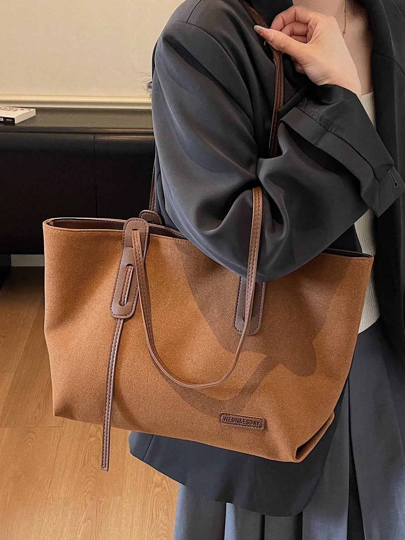 Bolso tote marrón para mujer llevado al hombro