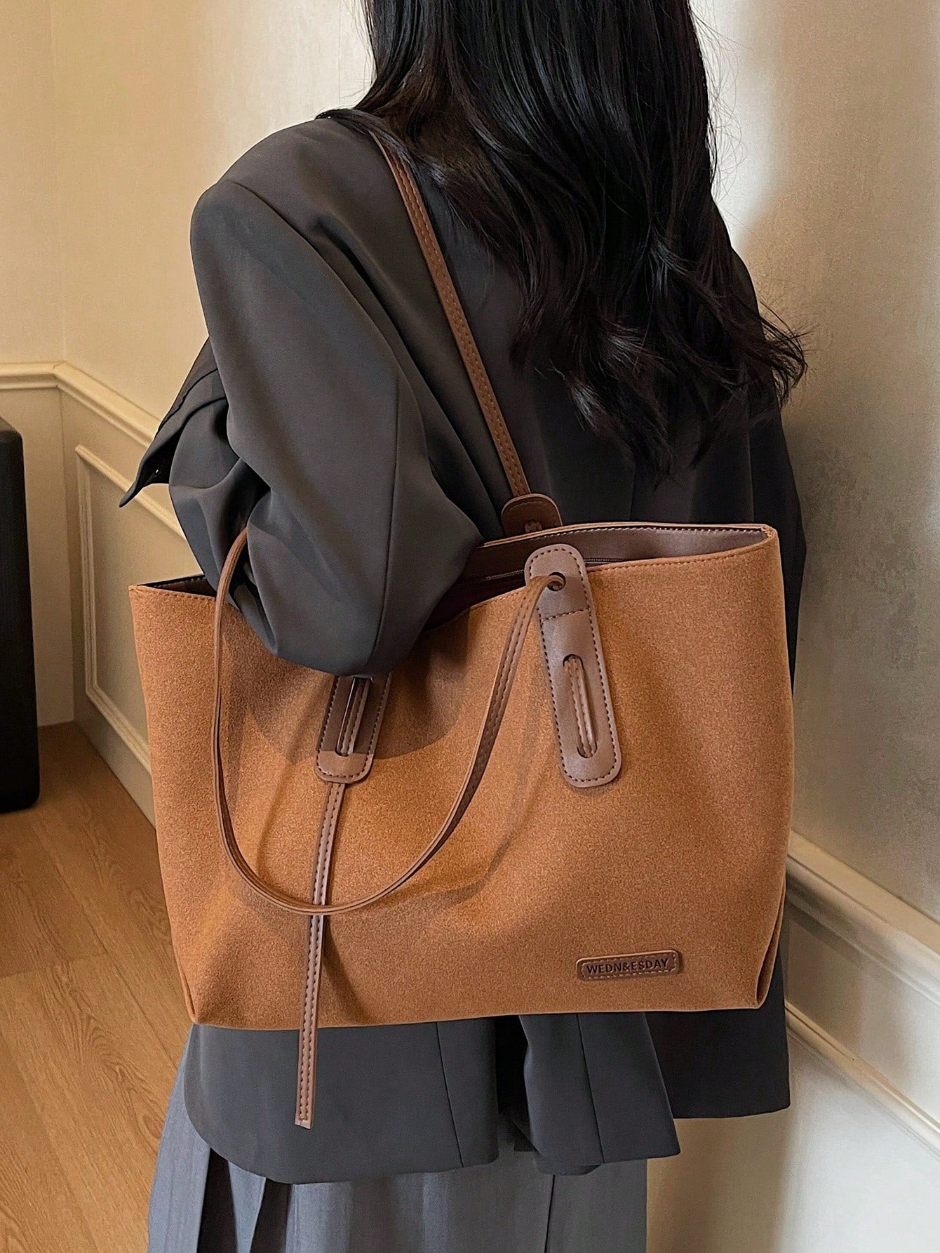 Bolso tote marrón para mujer vista posterior con asas largas
