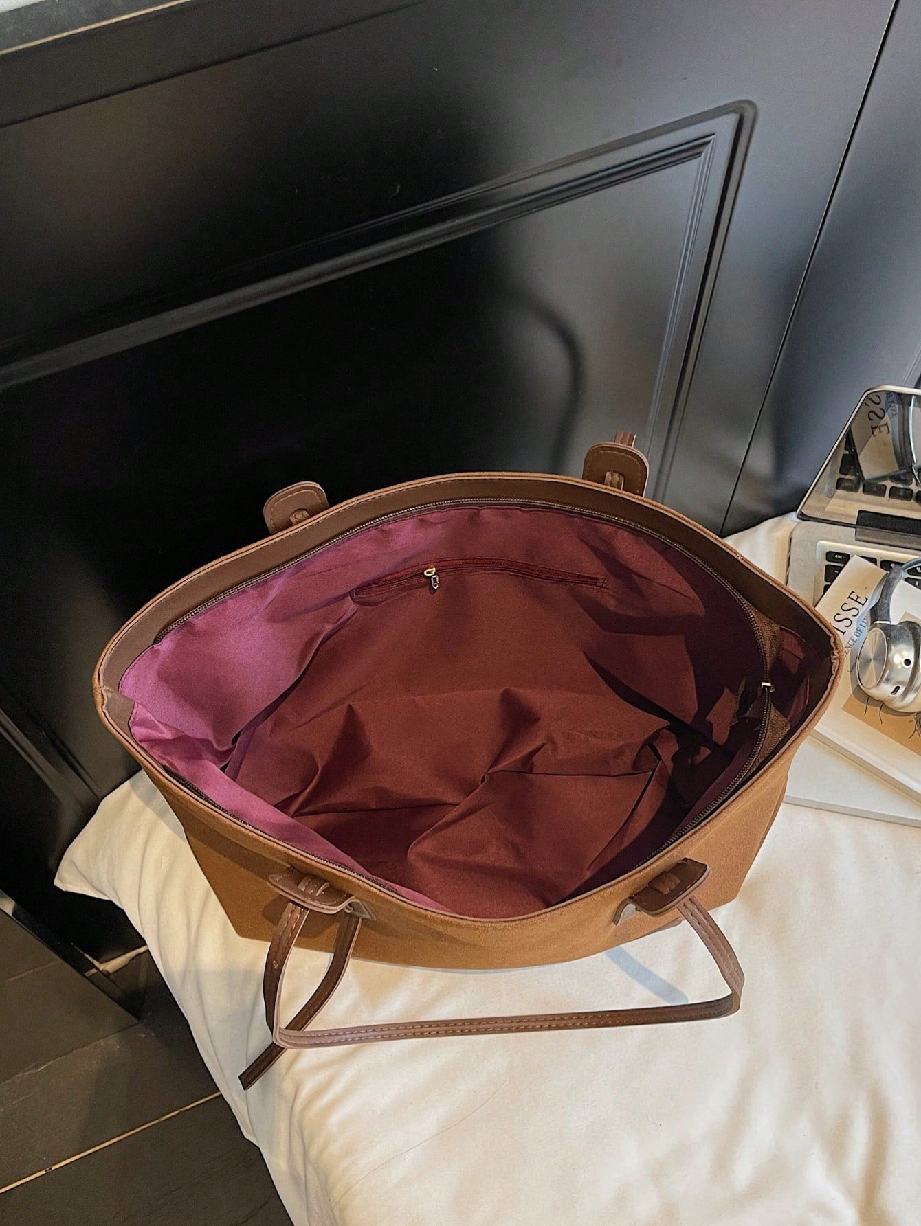 Bolso tote marrón para mujer detalle del interior con cremallera