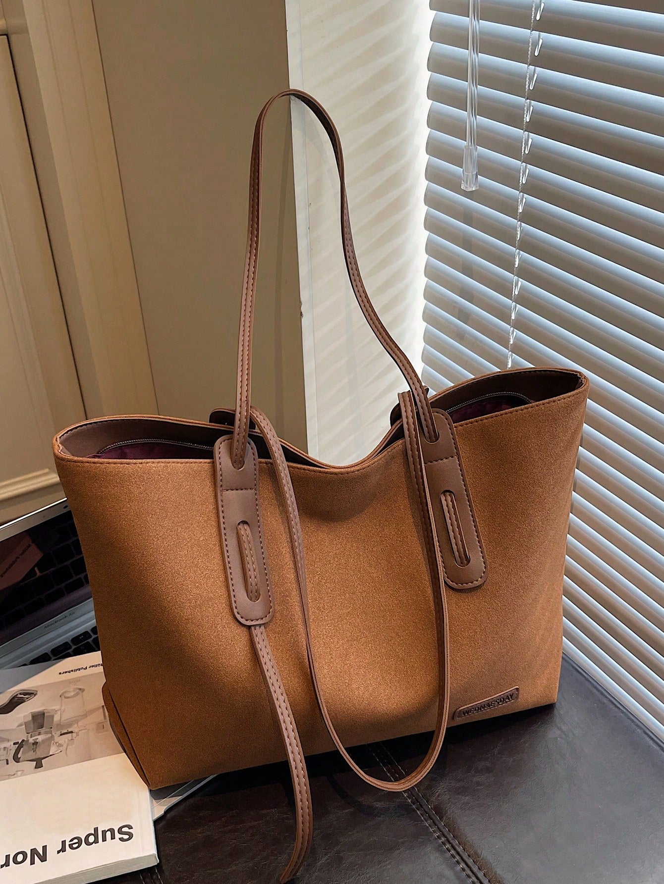 Bolso tote marrón para mujer con acabado tipo ante