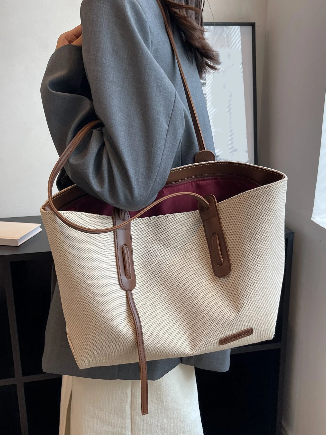 bolso beige tote para dama con asas marrón
