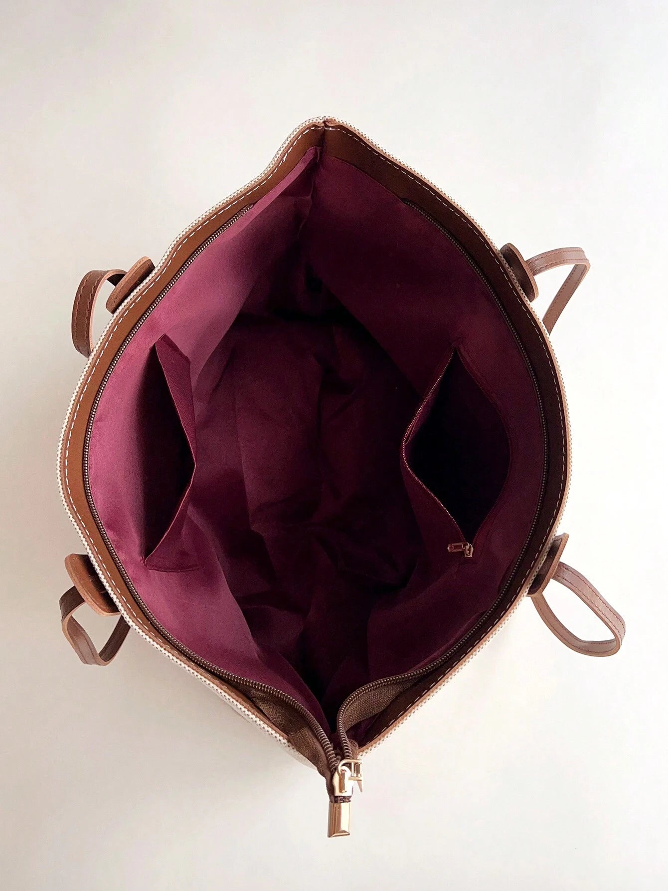 interior del bolso tote con forro color vino
