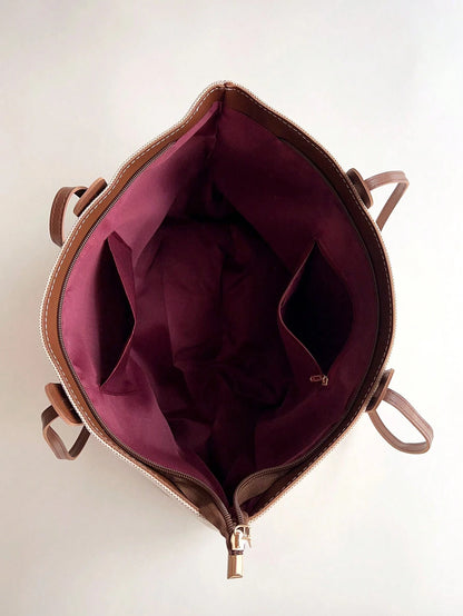 interior del bolso tote con forro color vino

