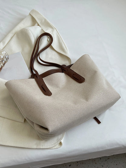 vista lateral del bolso beige con acabado texturizado
