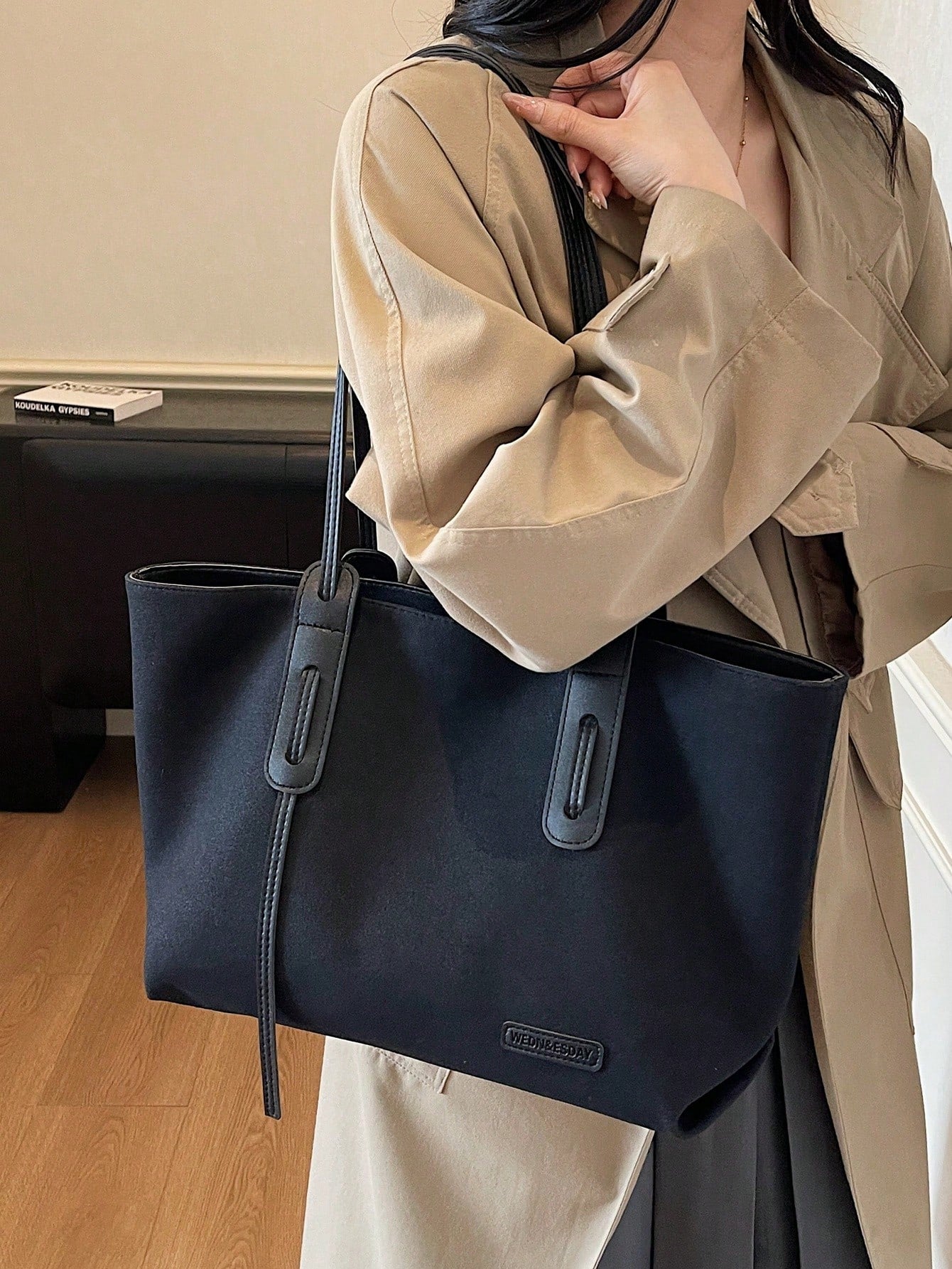 Bolso tote negro para mujer llevado al hombro