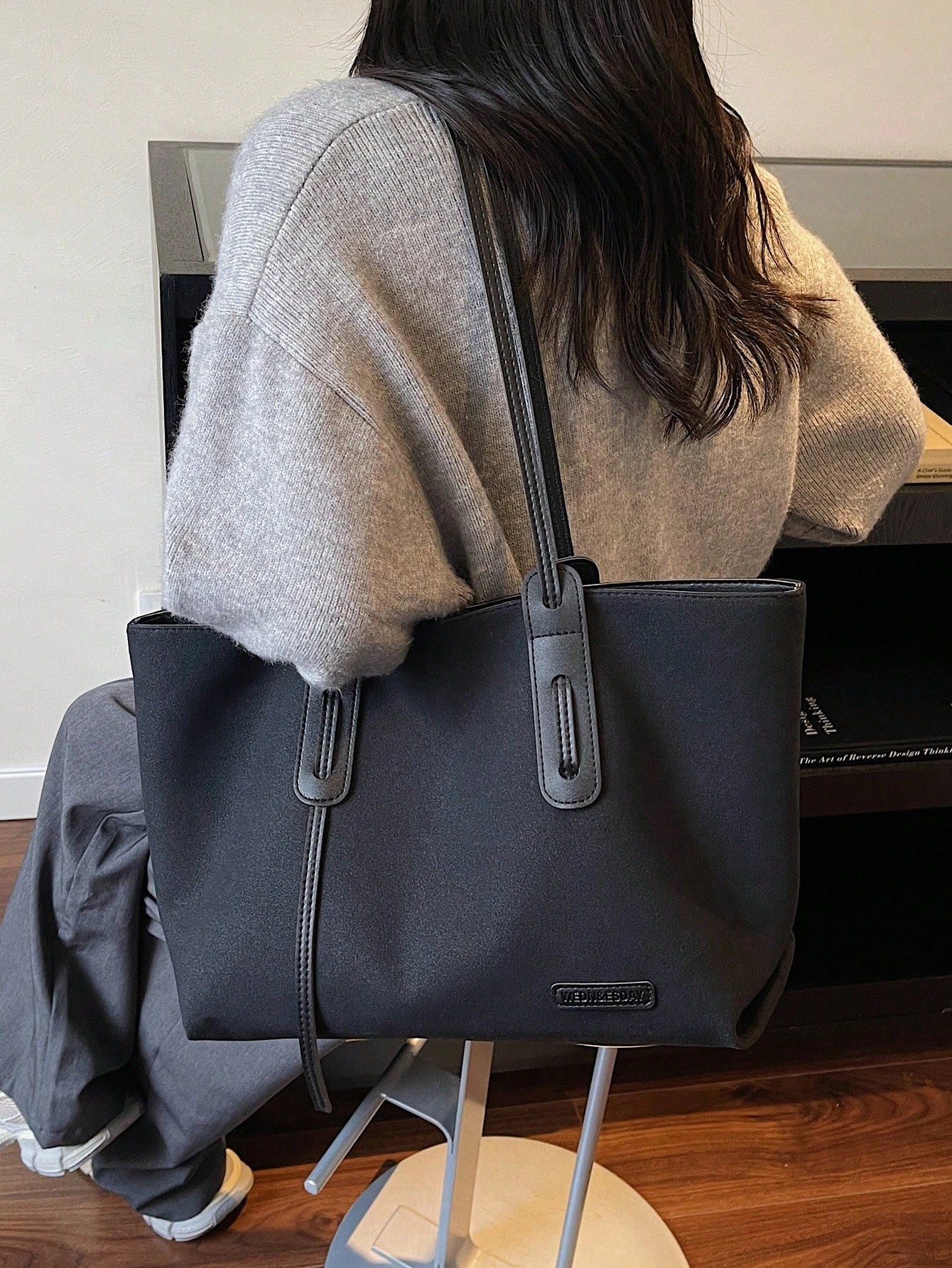 Bolso tote negro para mujer vista posterior de gran capacidad