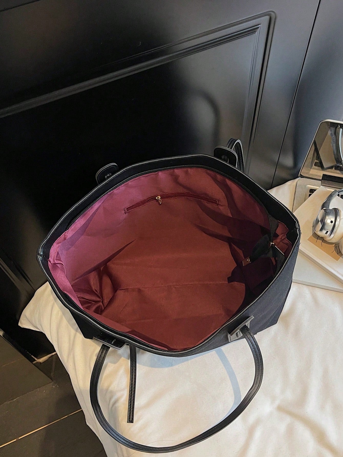 Bolso tote negro para mujer detalle interior con cremallera
