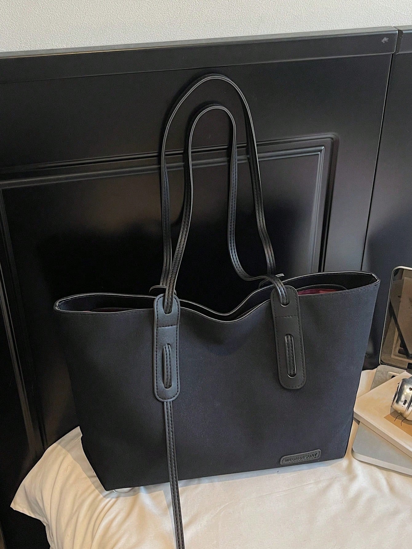 Bolso tote negro para mujer con acabado mate y asas largas
