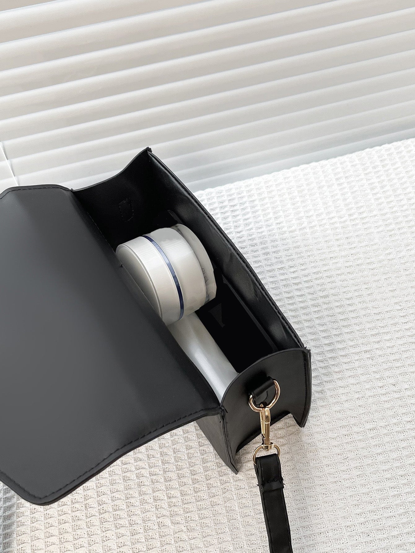 interior del bolso elegante color negro