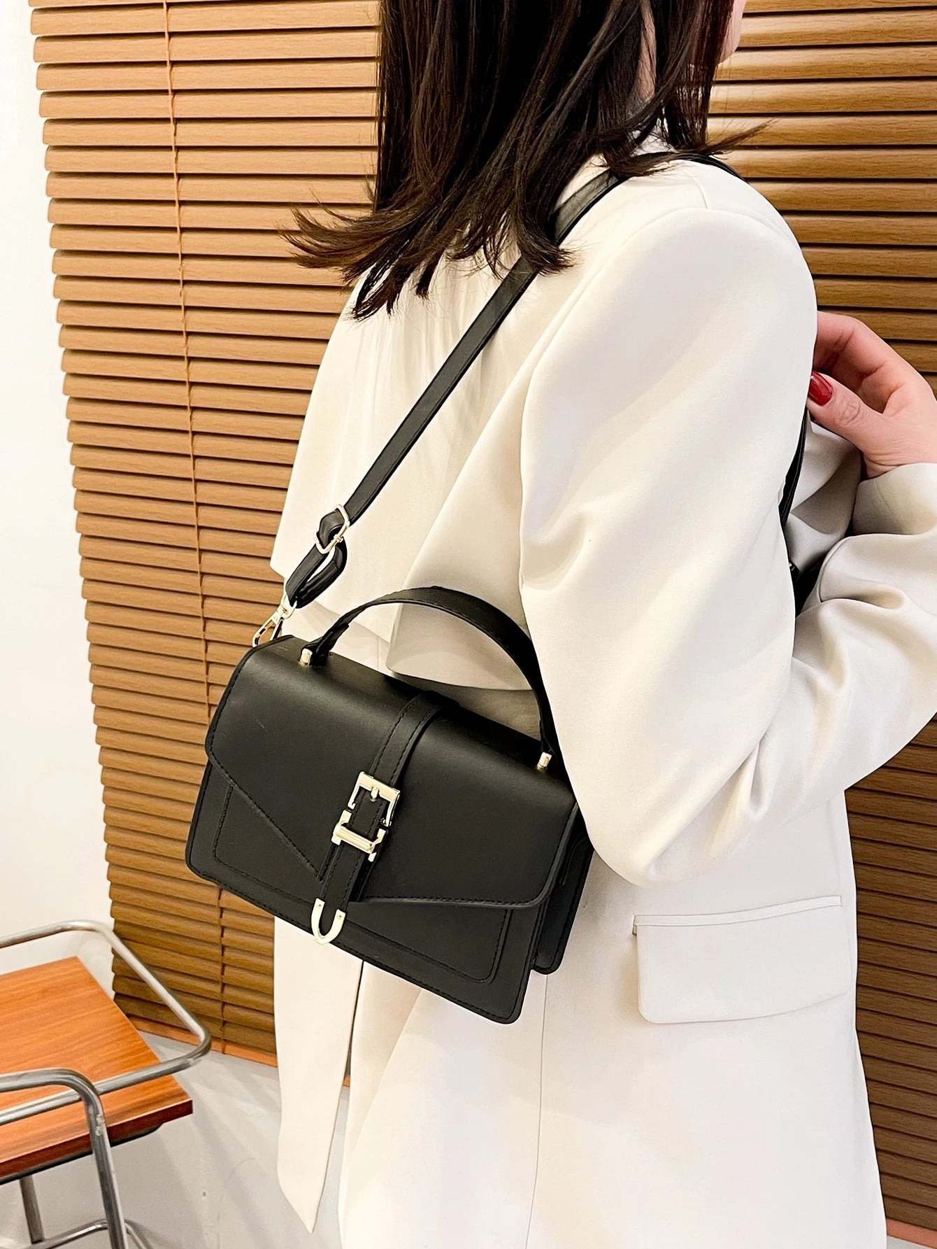 correa ajustable del bolso negro