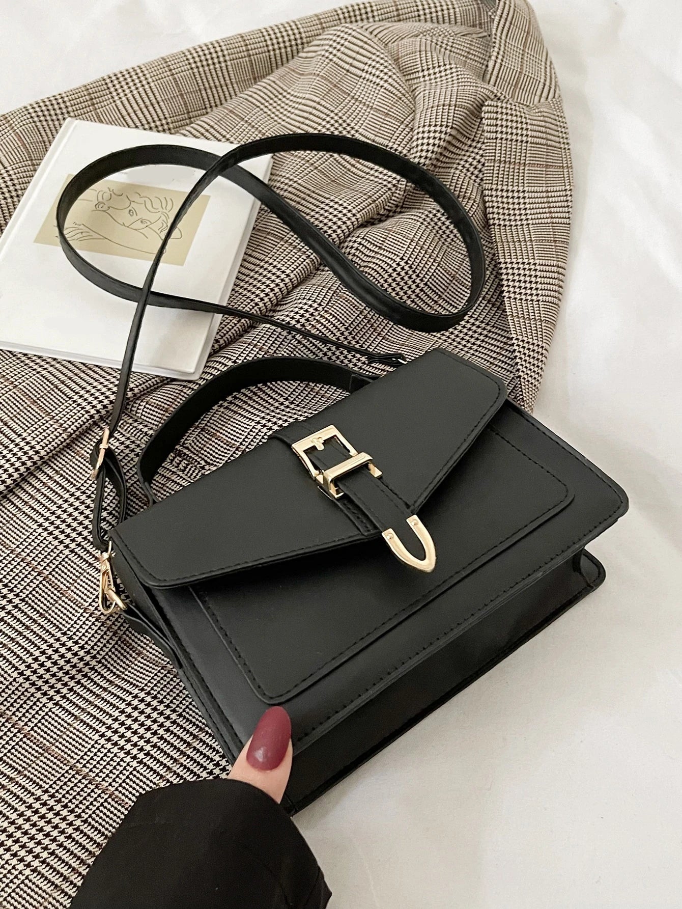 bolso negro cuadrado con hebilla para dama