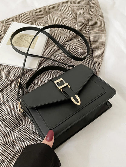 bolso negro cuadrado con hebilla para dama