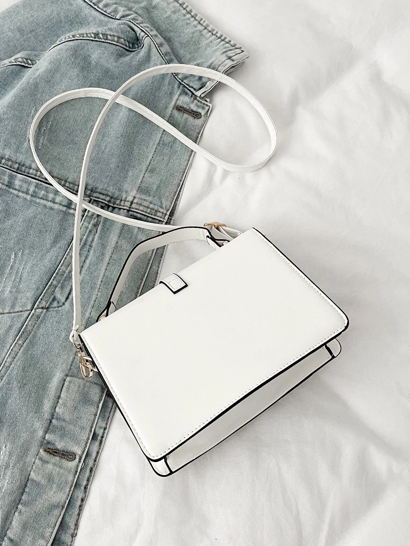 vista posterior del bolso con ribetes negros