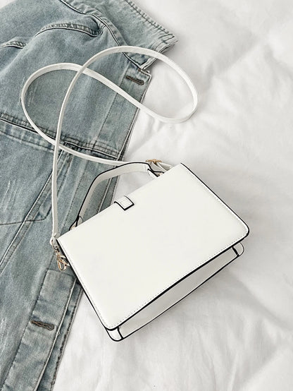 vista posterior del bolso con ribetes negros