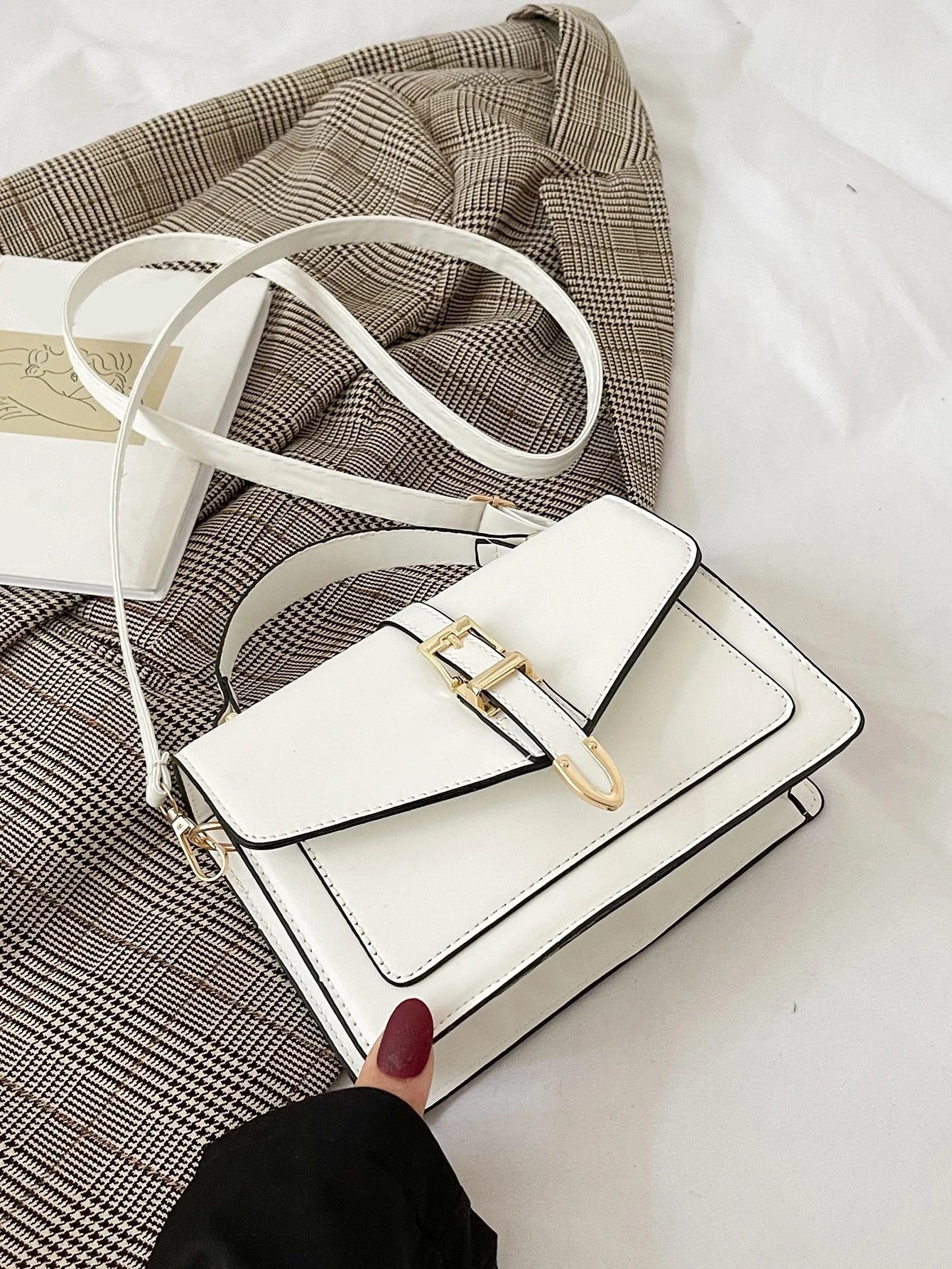 bolso blanco cuadrado con hebilla para dama