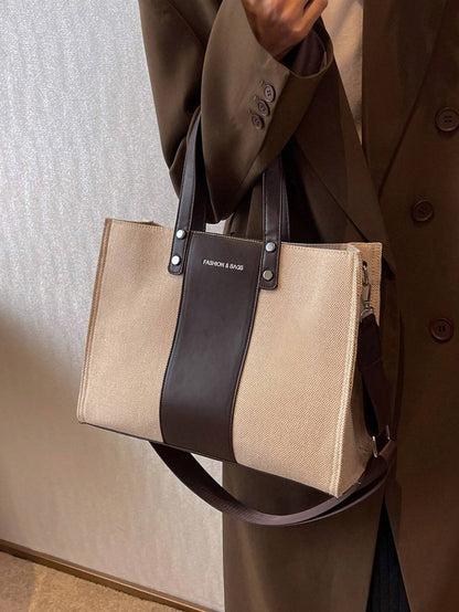 Bolso tote beige y café para mujer llevado de mano