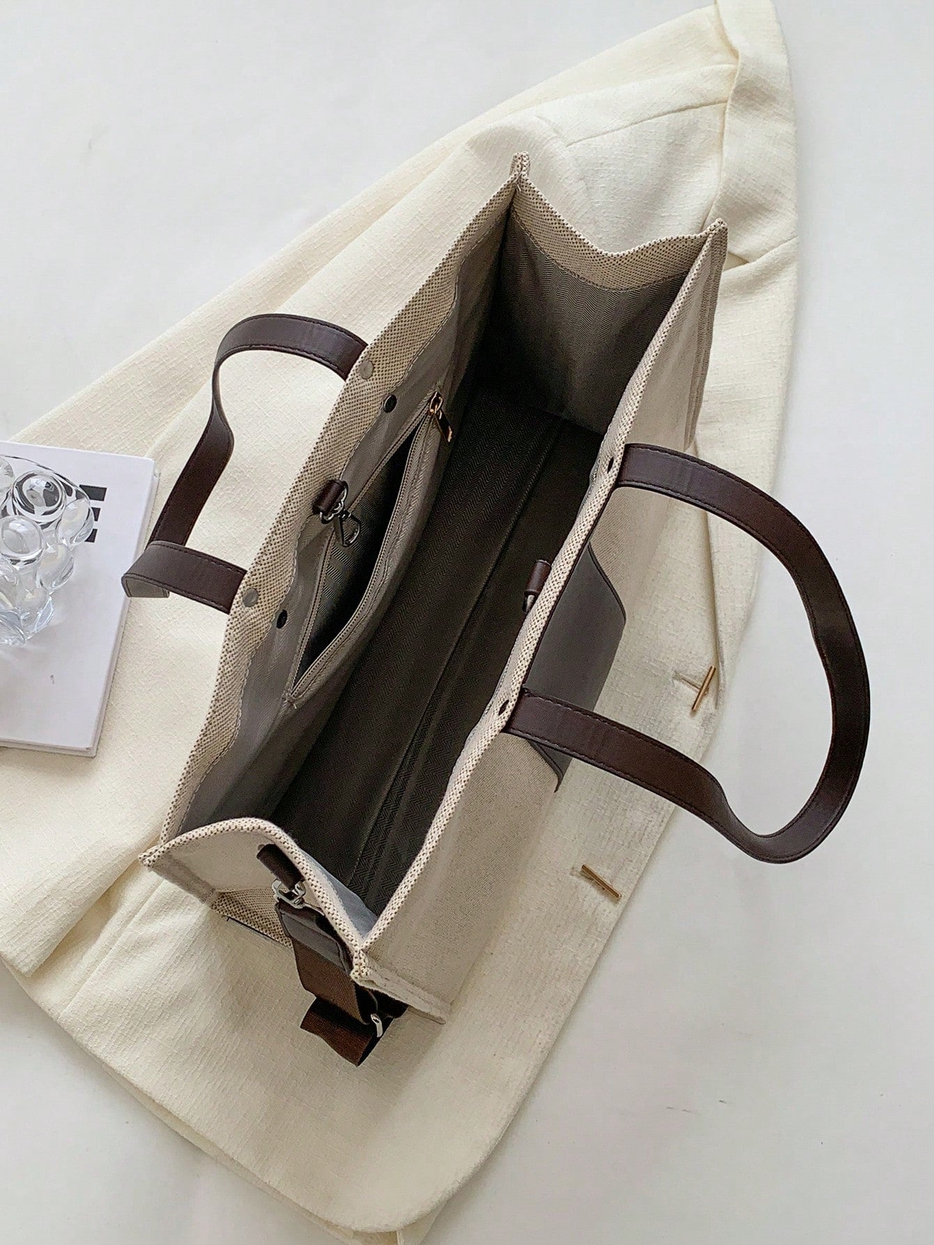 Bolso tote beige y café para mujer detalle del interior