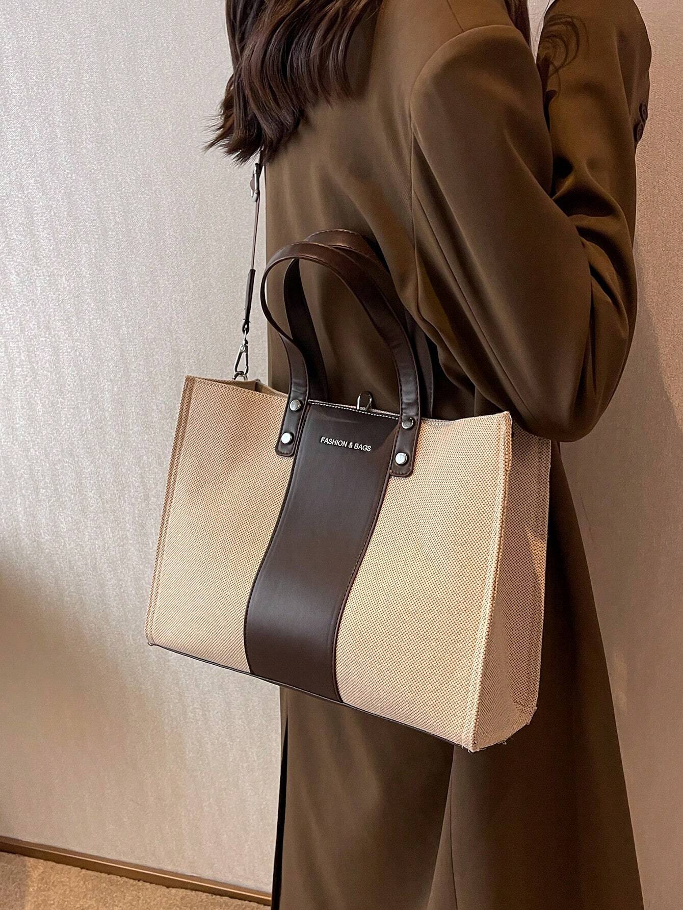 Bolso tote beige y café para mujer llevado al hombro