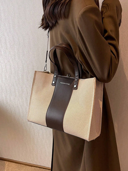 Bolso tote beige y café para mujer llevado al hombro