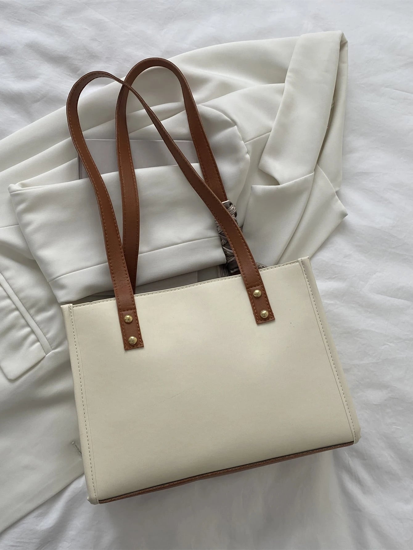 Bolso beige y marrón para mujer vista posterior con doble asa