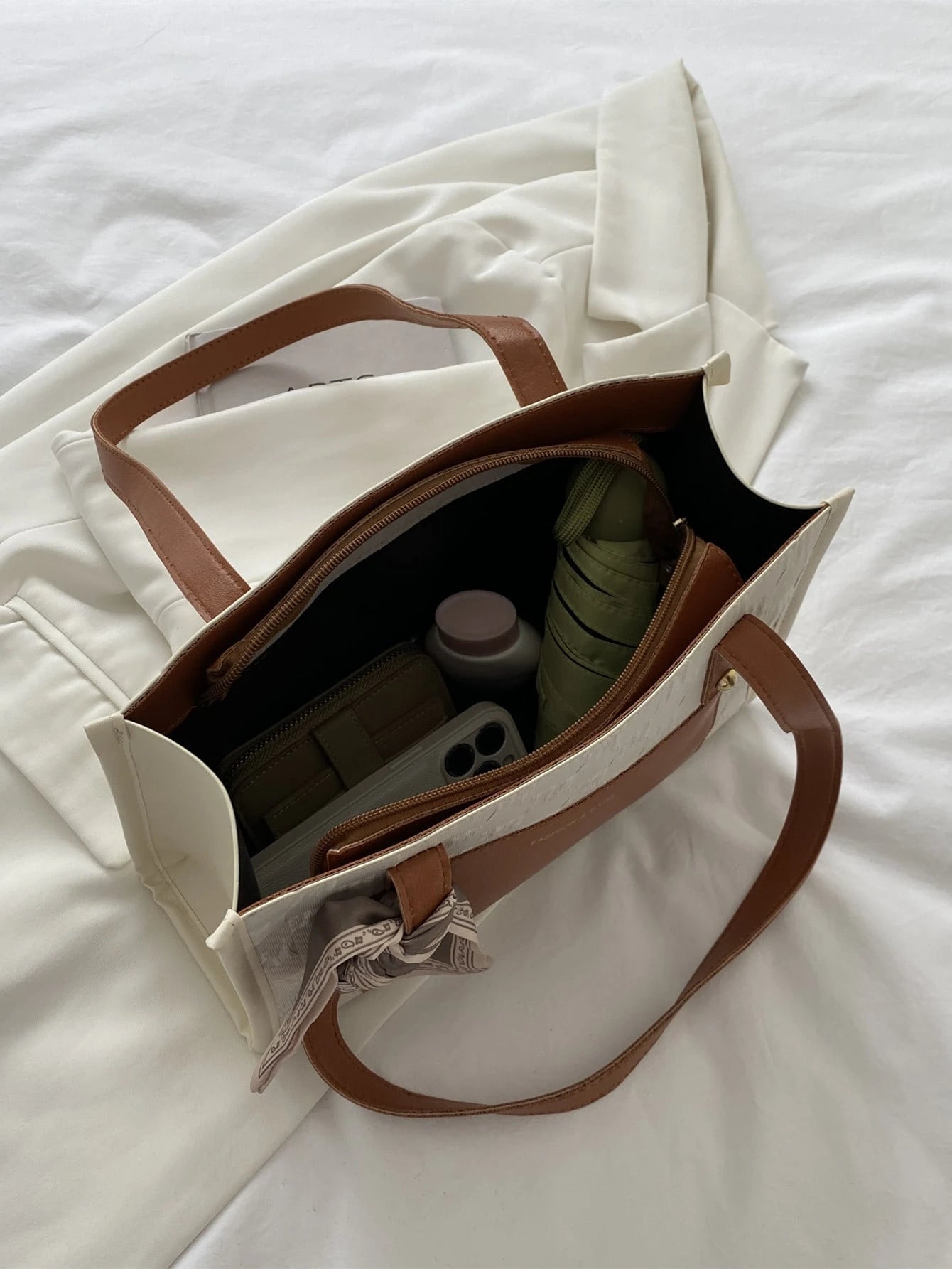 Bolso beige y marrón para mujer detalle interior con cremallera