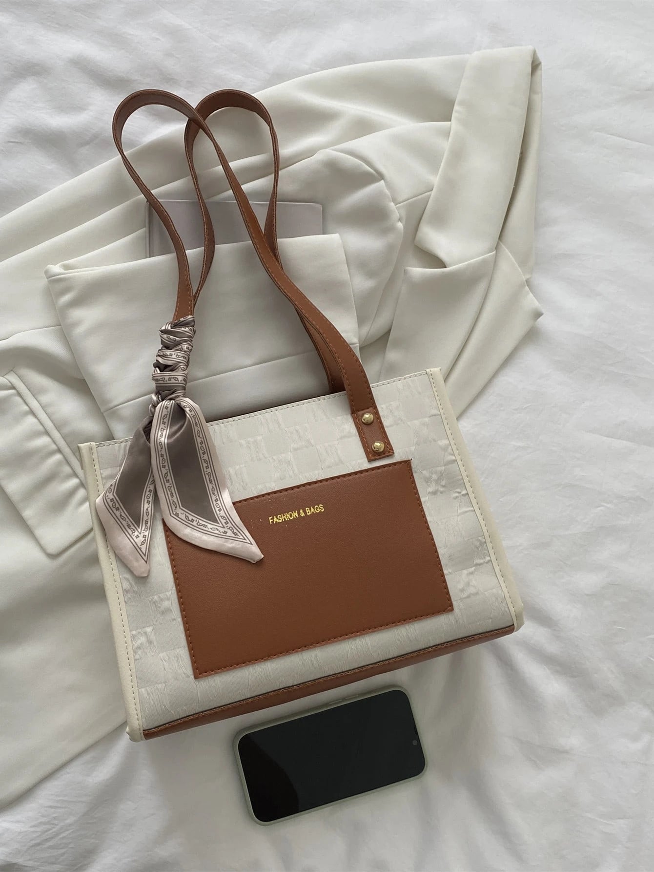 Bolso beige y marrón para mujer comparación de tamaño con celular