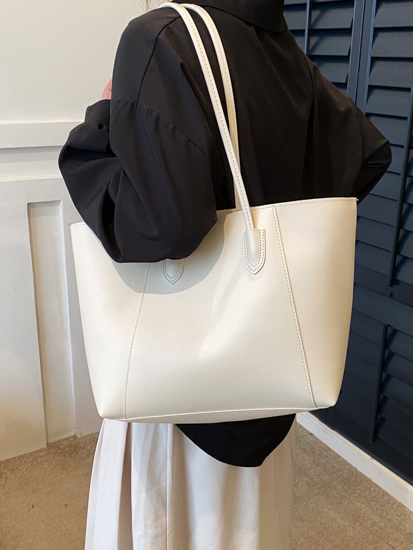 bolso tote beige para mujer llevado al hombro vista lateral