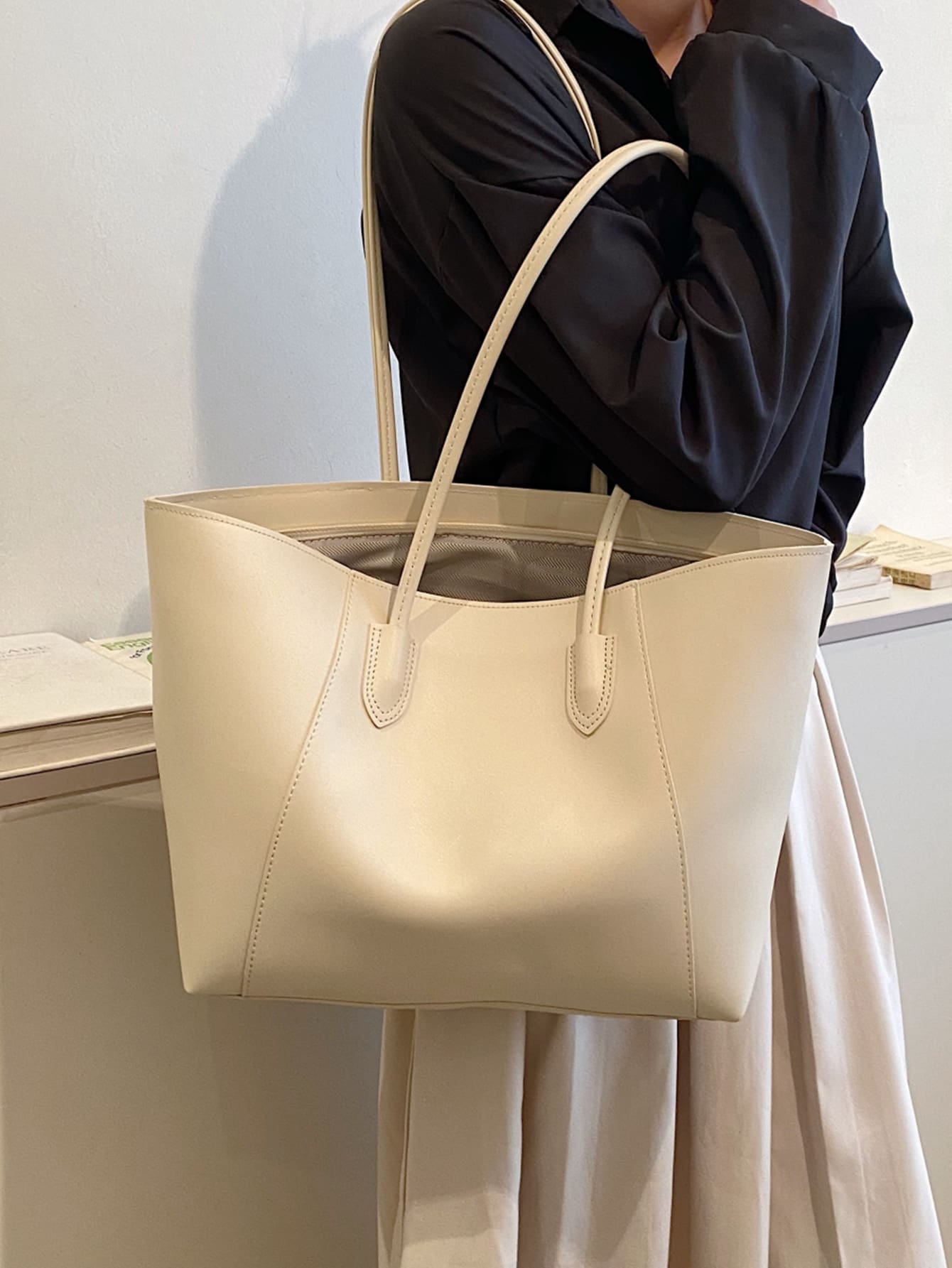 bolso tote beige para mujer con doble asa vista frontal con modelo