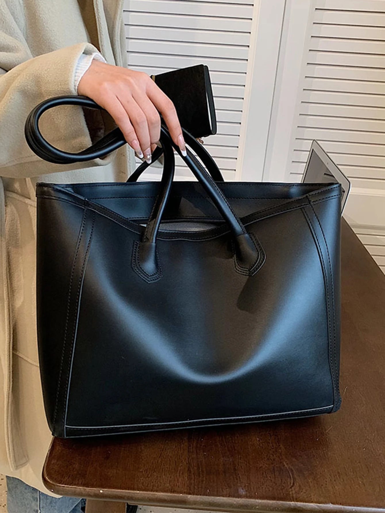 bolso negro tote elegante para oficina
