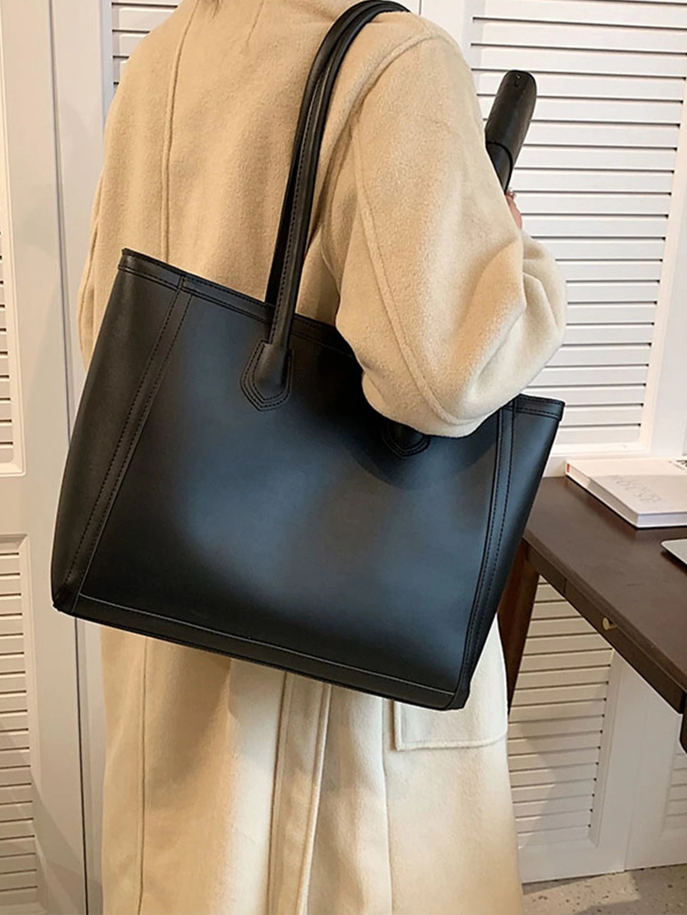 bolso negro tote de hombro para dama
