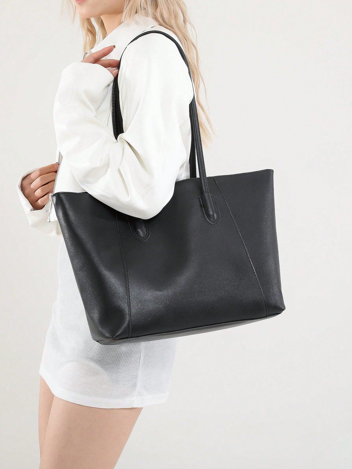 Bolso tote negro para mujer llevado al hombro