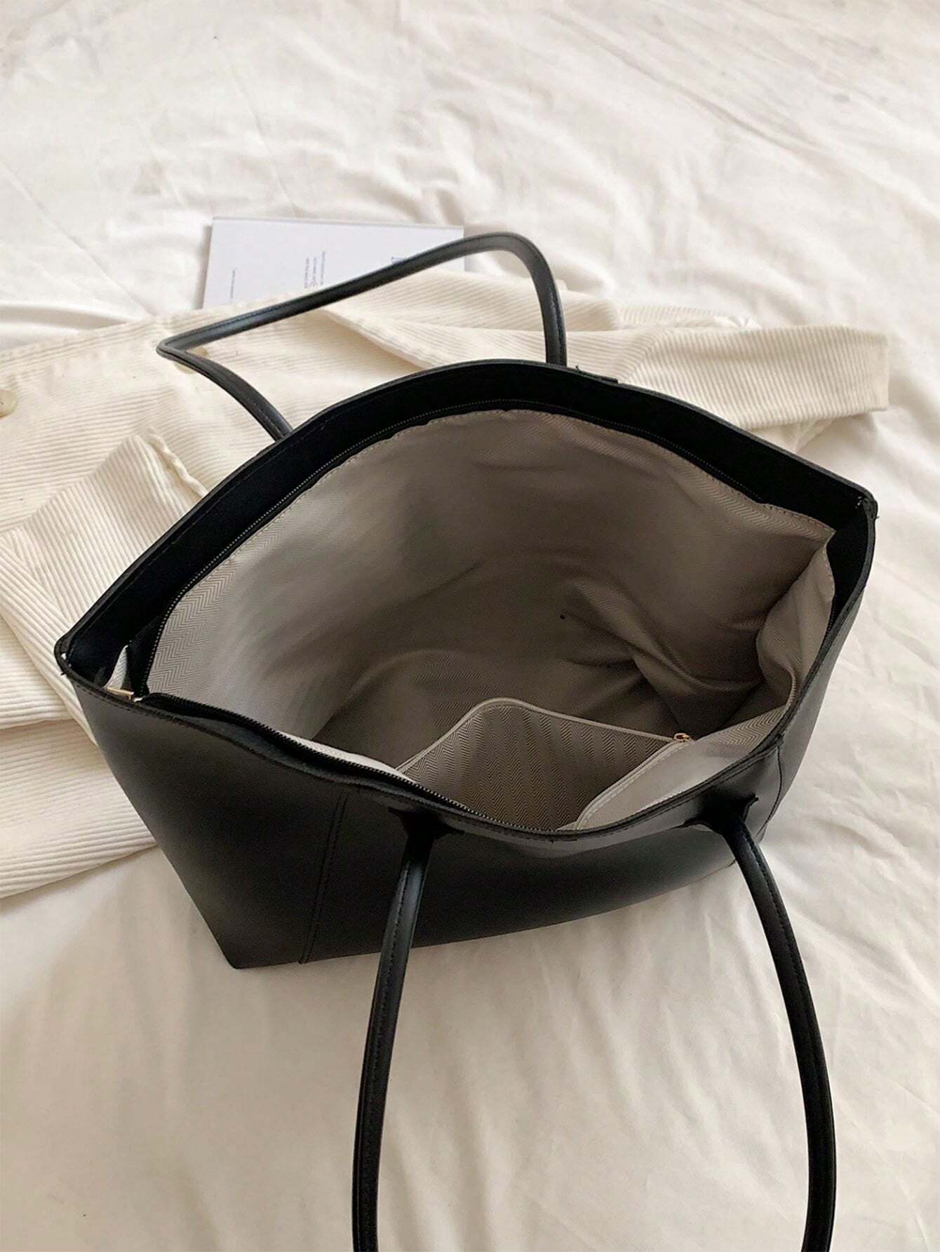 Bolso tote negro para mujer detalle de interior amplio
