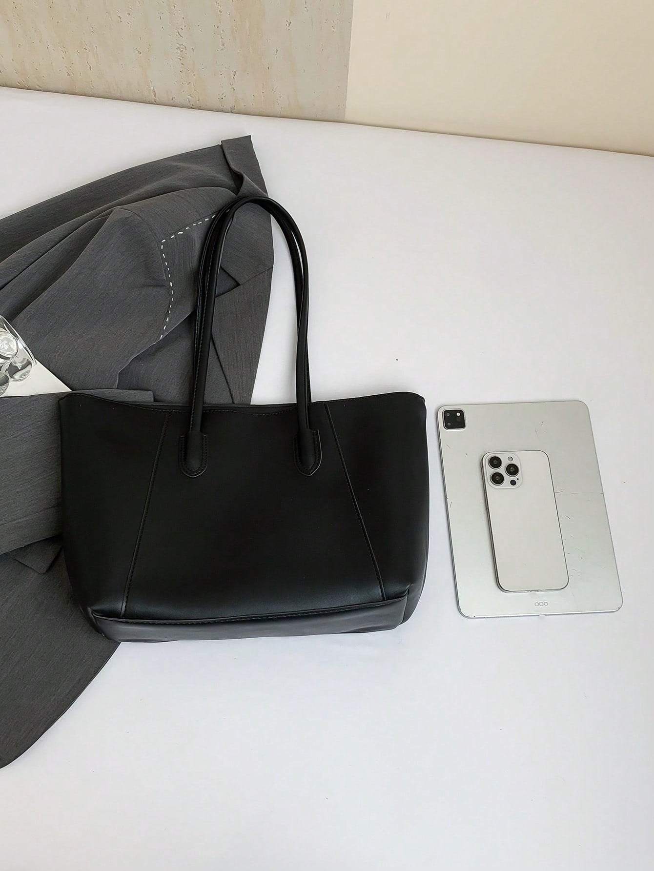 Bolso tote negro para mujer vista completa con gran capacidad